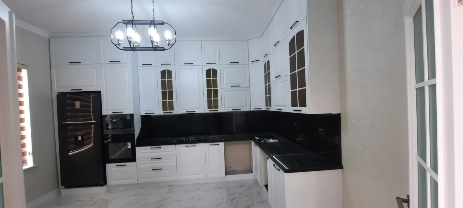 Ağ mətbəx qara qranit səthlə