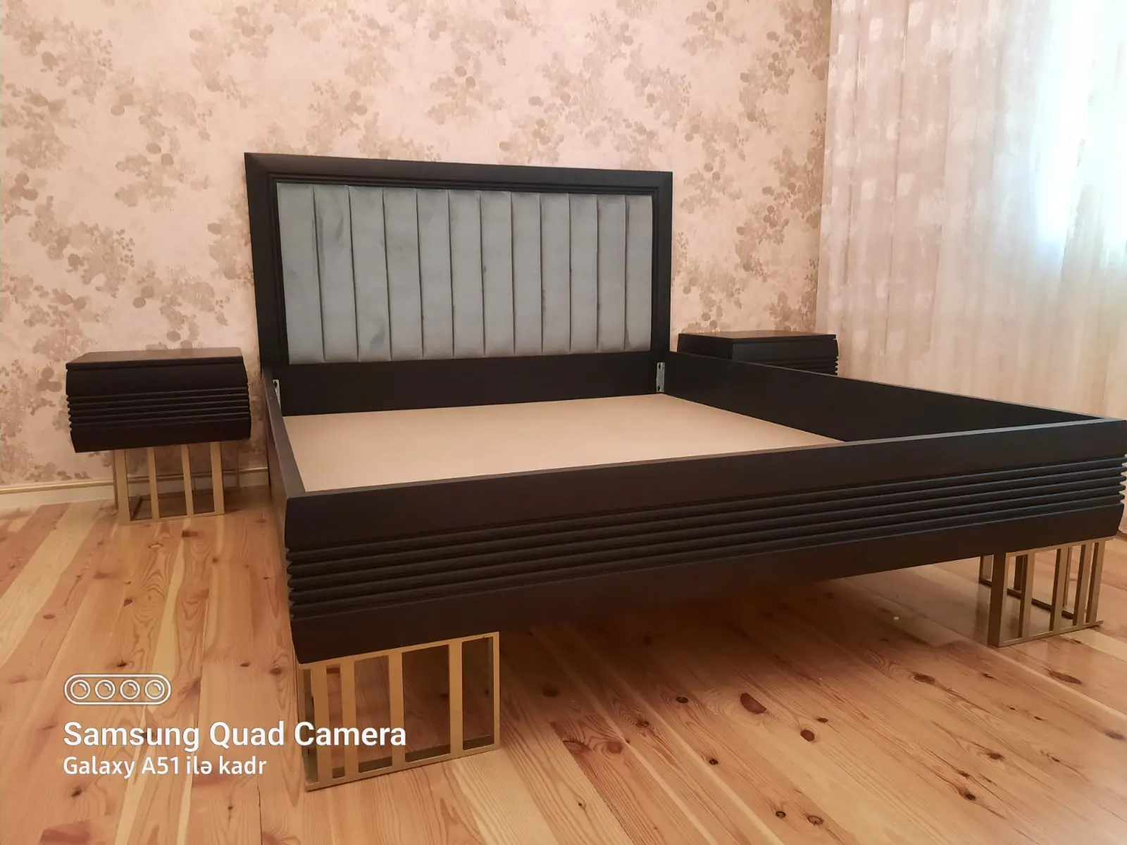 Qara çarpayı qızılı ayaqlarla