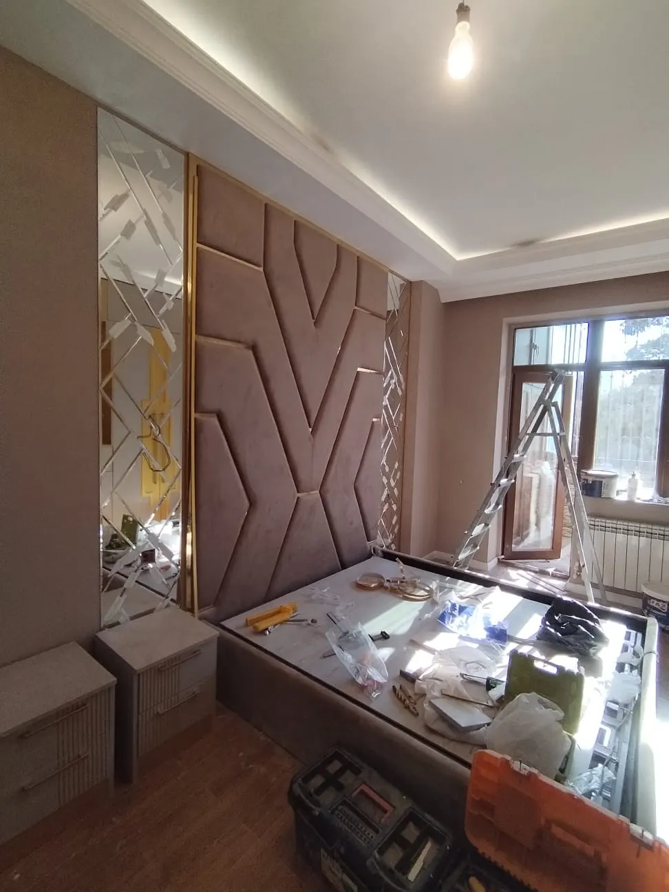 Çəhrayı geometrik başlıq paneli